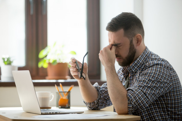 Profissional cansado, insatisfeito e descontente pelo trabalho